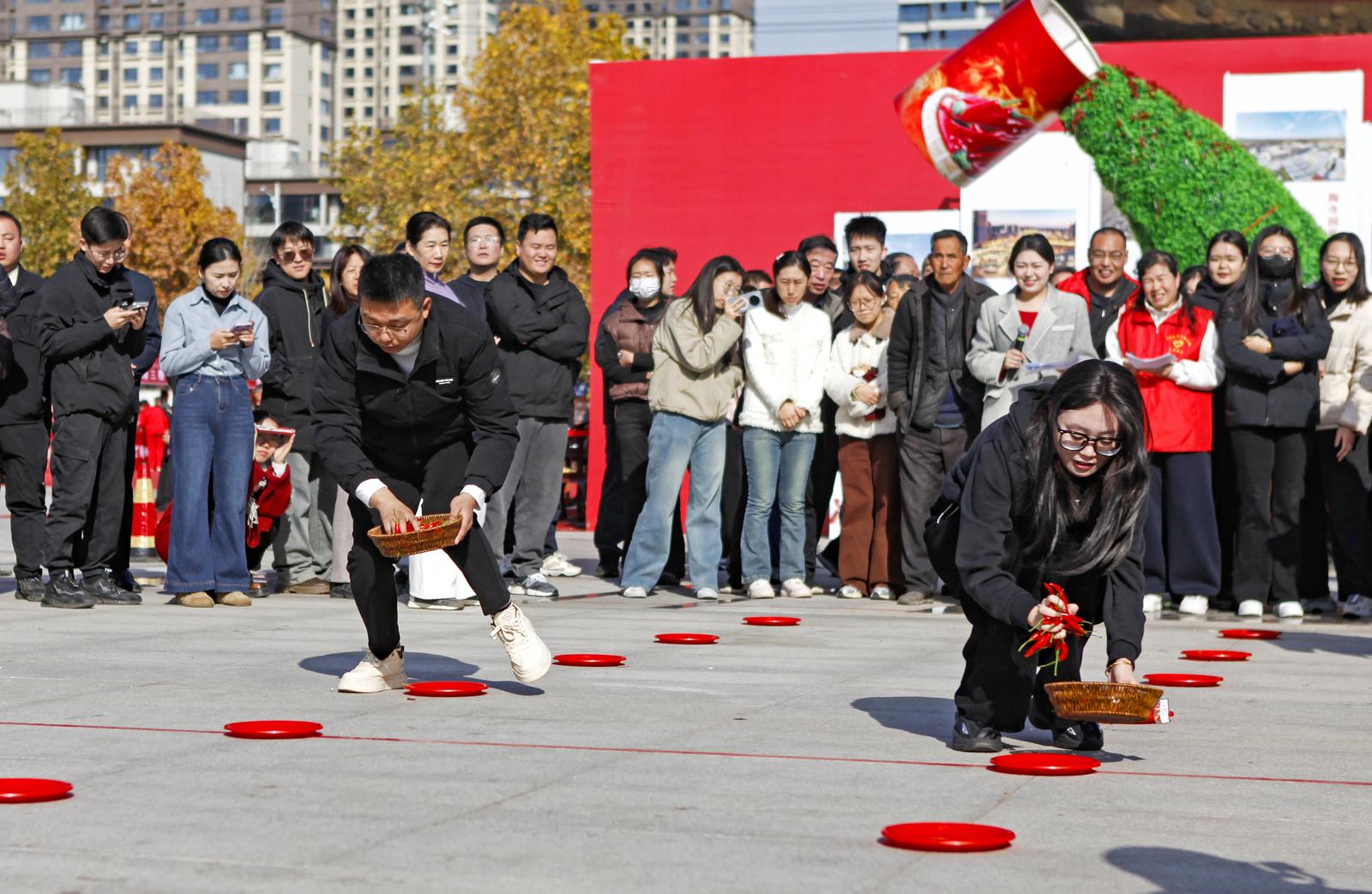 11月16日,在临汾市襄汾县丁陶文化广场,乡镇代表队在参加趣味运动会。