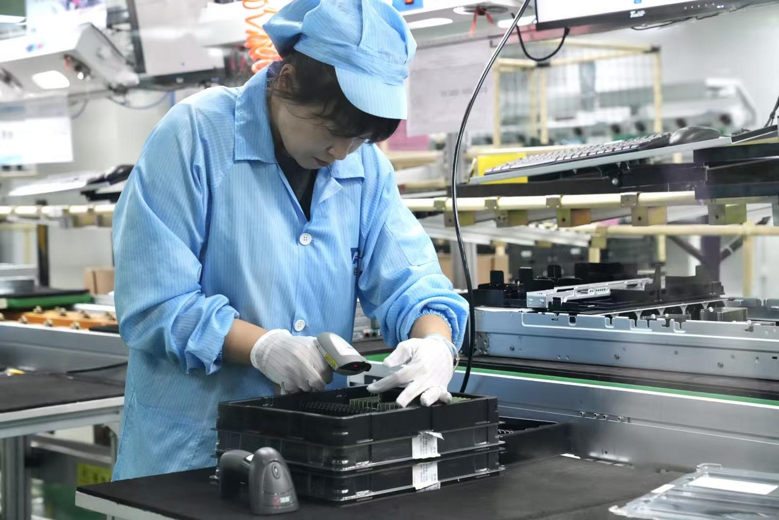 百信公司计算机装配车间一角