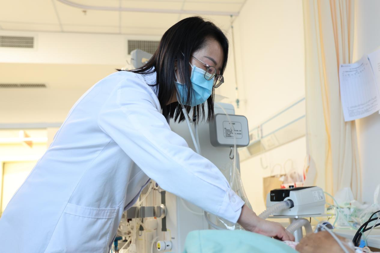 池瑞芳医生仔细检查患者病情