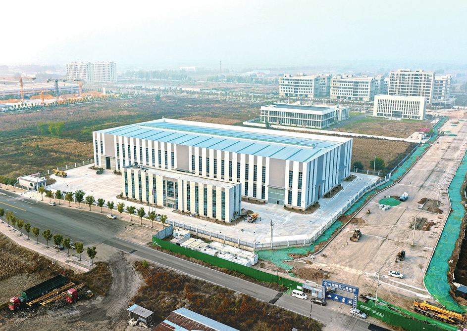 11月10日拍摄的山西转型综改示范区潇河新兴产业园区耀运中铝钢箱梁生产建设项目已具雏形。据了解,该项目达产后预计年产钢箱梁5万吨。 本报记者王瑞瑞摄