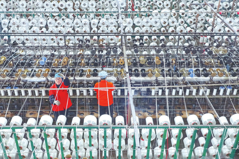 11月10日,位于襄垣县的山西省山力铂纳橡胶机带有限公司织布车间内,机器密布,丝线交织如网。该公司深耕合成橡胶复合材料领域,依托持续创新,走出特色化发展之路,为行业发展注入活力。 张国平摄