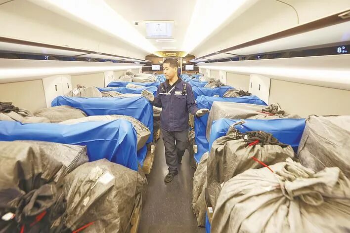 工作人员检查摆放好的快递