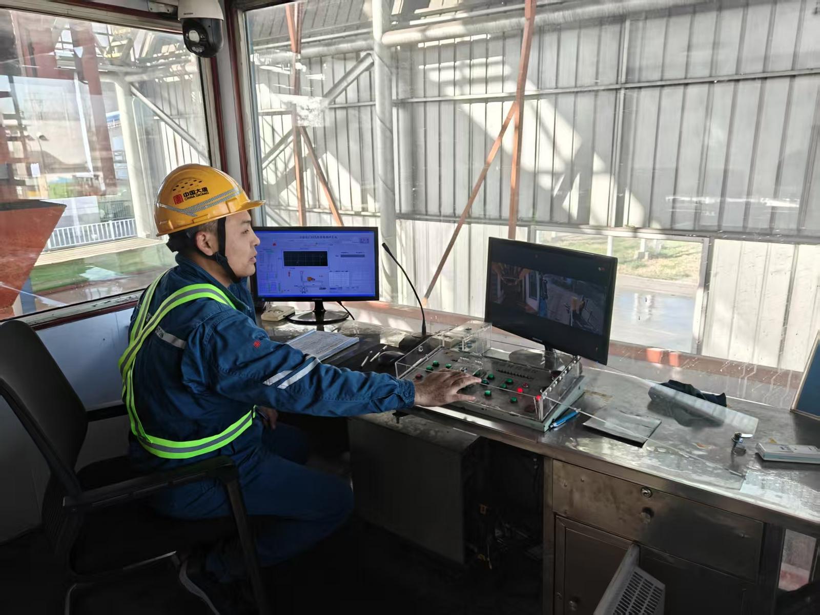 燃料质检部采样班采样员行伟权正在监视采样设备参数。