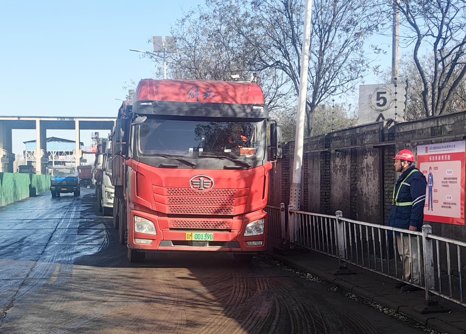 发电部煤管班指挥来煤,根据热值高低指引到不同的煤场卸车。