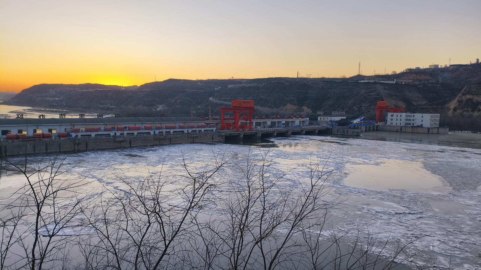 2025年12月2日拍摄的黄河天桥坝址封冻河段。王军 摄