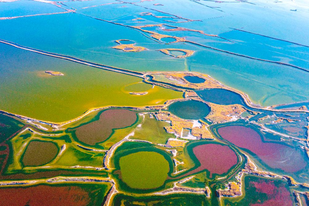 12月3日,航拍运城盐湖冬日美景。