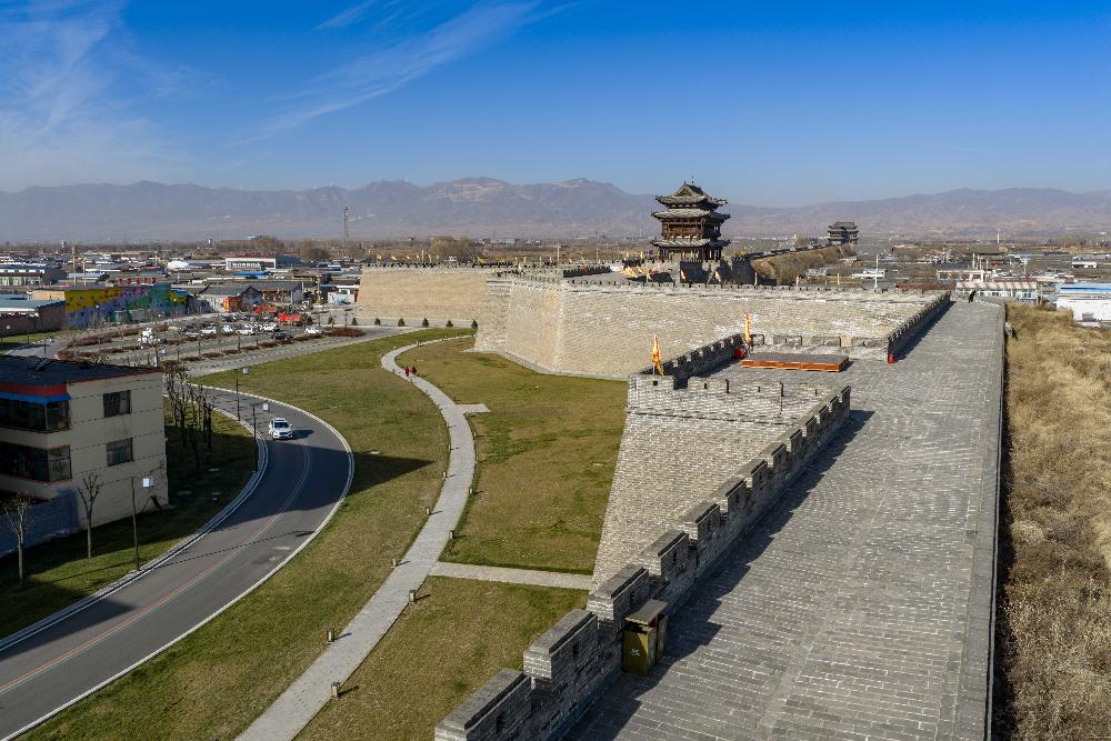 12月3日,山西省忻州市代县,游人登上代州古城西城墙,领略其雄伟风貌,饱览古城内外景致。