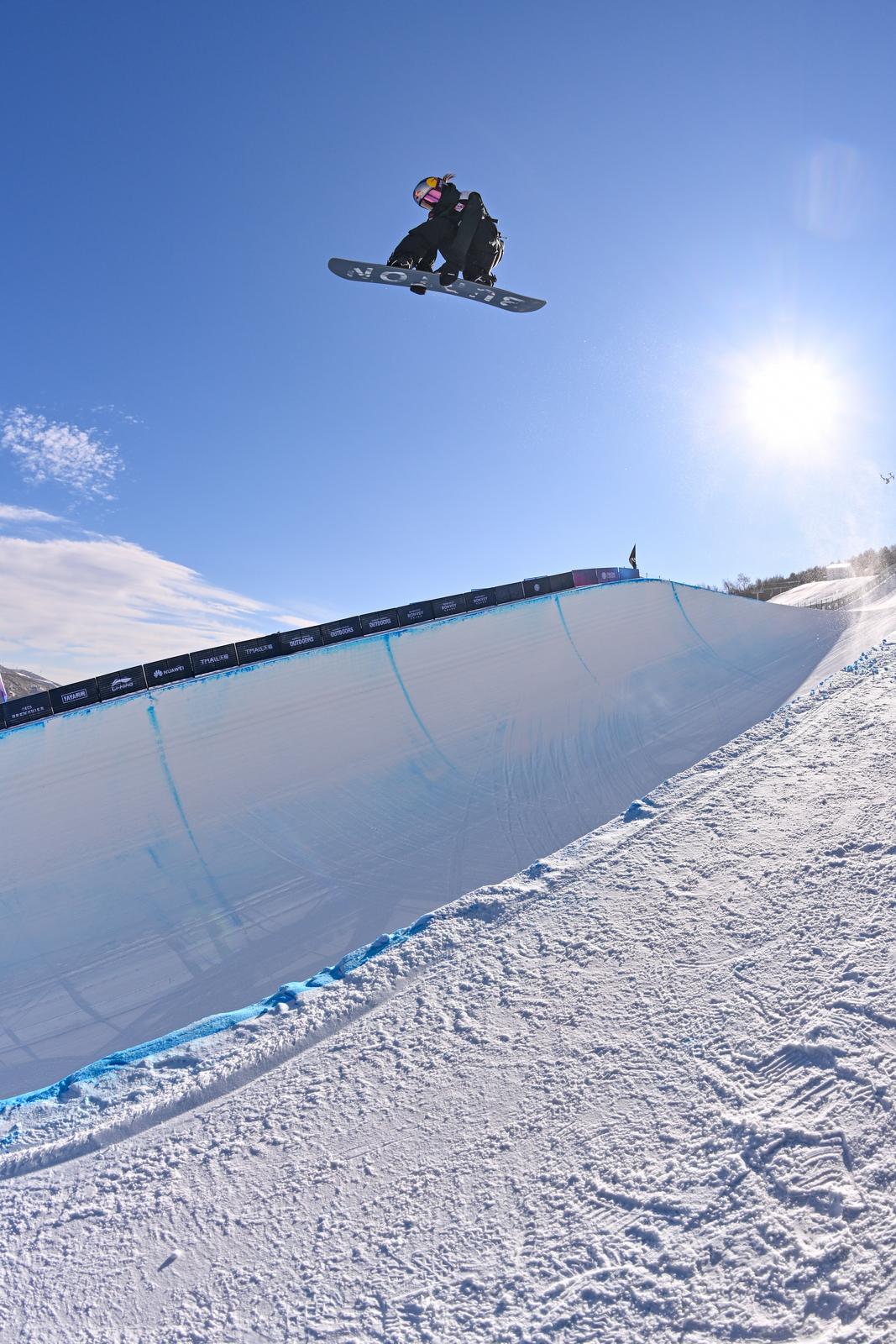 决赛中,面对一众名将,周苡竹展现出超乎年龄的沉稳与高超技巧,历经三轮比拼,最终以全场最高分摘得金牌。这也是她自2025年3月以来,继国际雪联欧洲杯莱克斯站、瑞士青少年锦标赛、欧洲杯科尔瓦奇站后,斩获的第四项赛事冠军,竞技状态持续攀升。