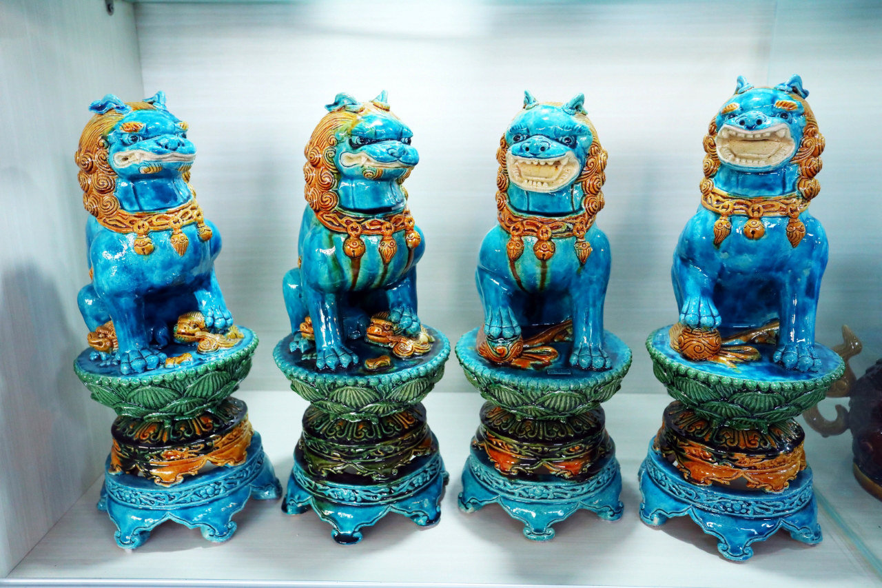 以孔雀蓝为主色调的琉璃狮,釉色流转晋韵长