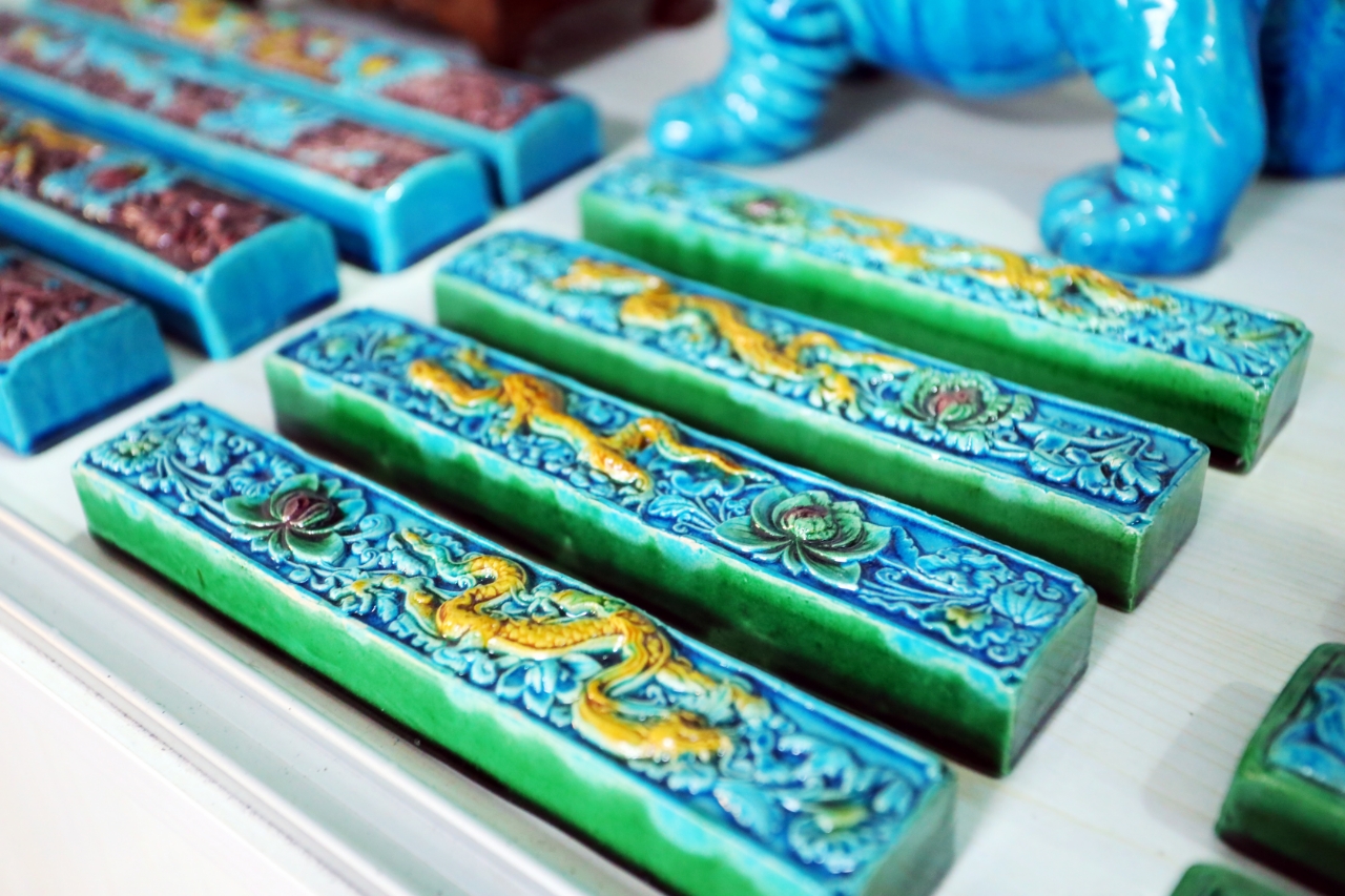 镇尺造型别致、流光溢彩