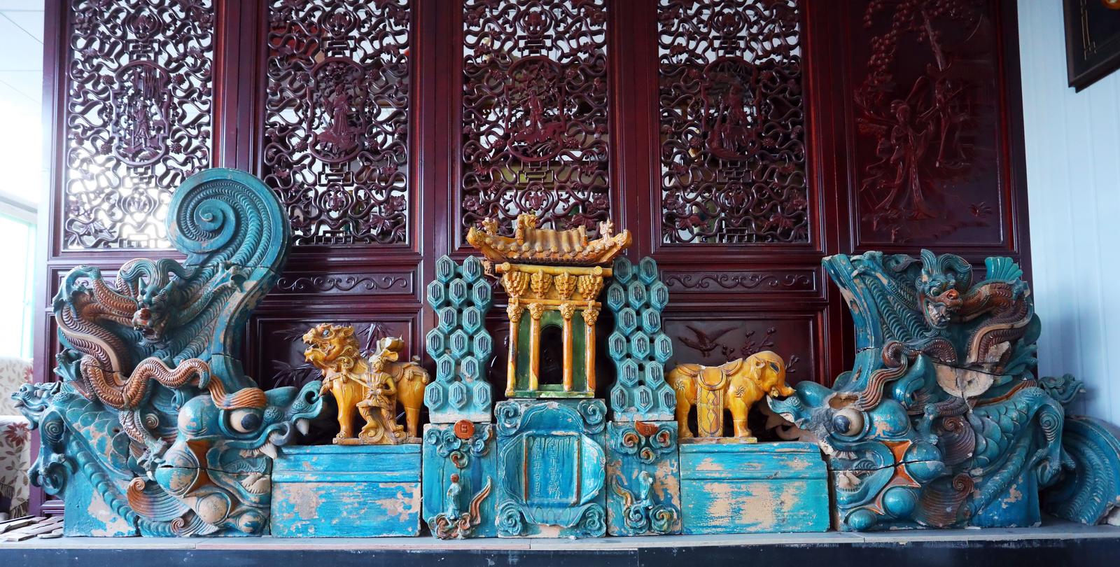 在展厅内,一组清代康熙年间,苏氏先祖烧制流传的琉璃建筑展品