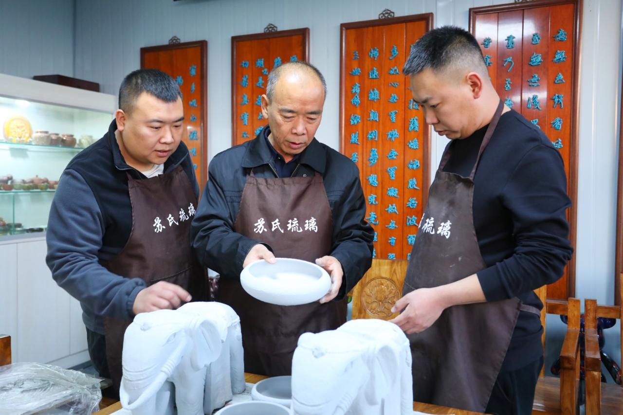 苏永军带领俩儿子,以匠心传承琉璃技艺