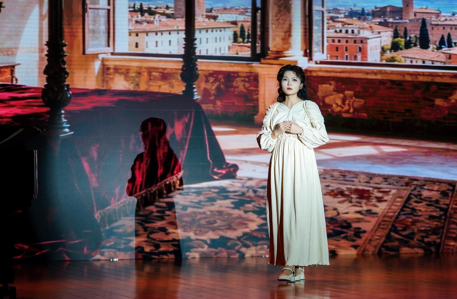 12月5日晚,山西大学音乐学院音乐厅内灯火璀璨、座无虚席,山西省艺术基金2024-2025年度艺术人才培养资助项目“歌剧表演人才培养”结项音乐会在此举行,现场观众共同见证15名学员历经一个月专业淬炼后的艺术绽放。