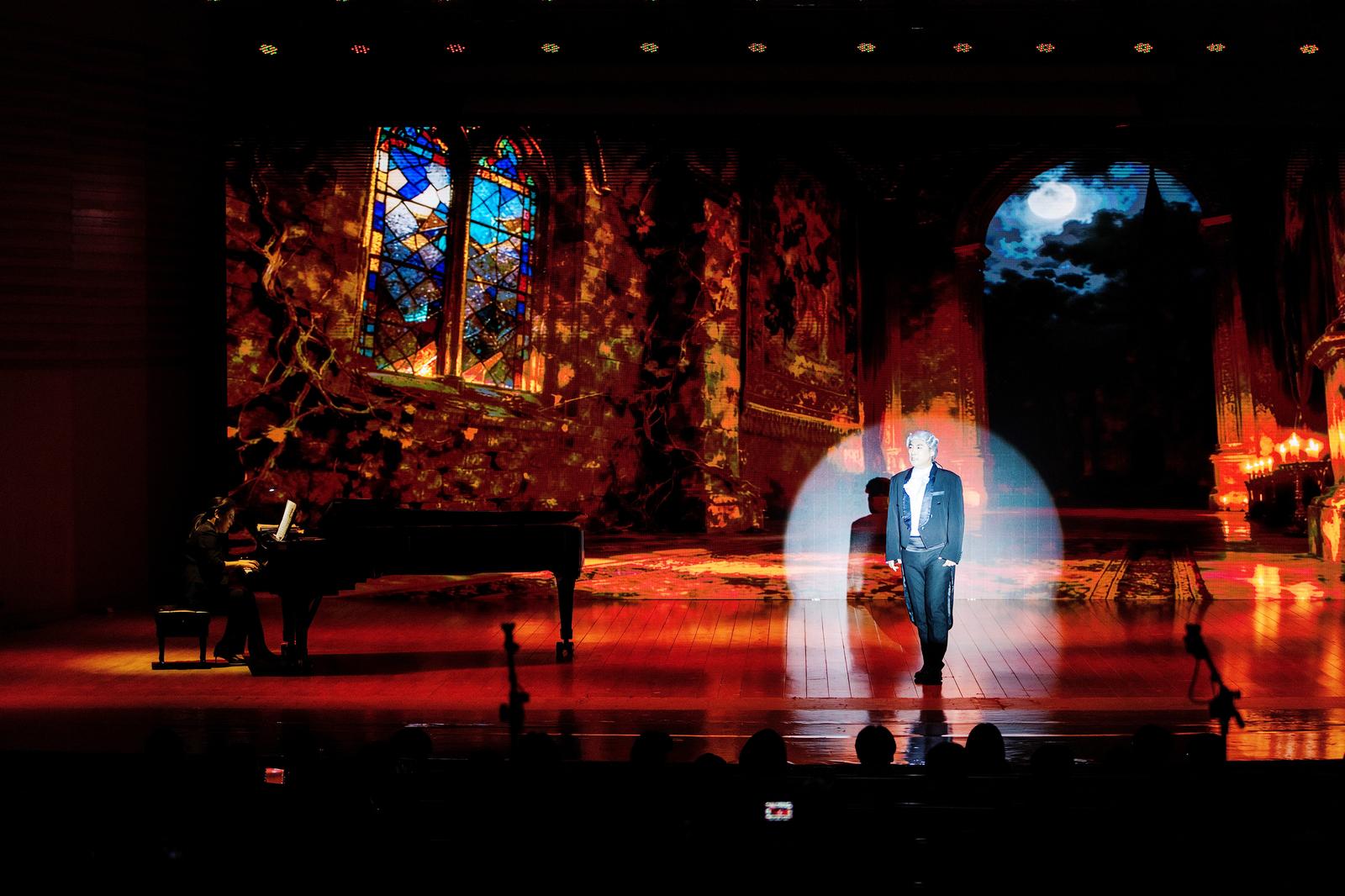 作为山西文化强省建设的关键艺术育人工程,该项目聚力打造顶尖教学阵容,汇聚国内12位歌剧领域权威专家、学者与艺术家组成授课团队。课程体系兼具深度与实用性,涵盖歌剧唱腔技巧精细化打磨、经典角色塑造、舞台情感表达、台词艺术处理等核心模块,更创新性融入山西本土文化元素创作指导,为从全省选拔的15名优秀学员搭建起系统化、专业化、高起点的成长平台。一个月里,学员们在名家悉心指导下,历经全流程系统训练,完成了从理论研习到实践展演的全方位蜕变,将对歌剧艺术的赤诚热爱注入每一个训练细节。