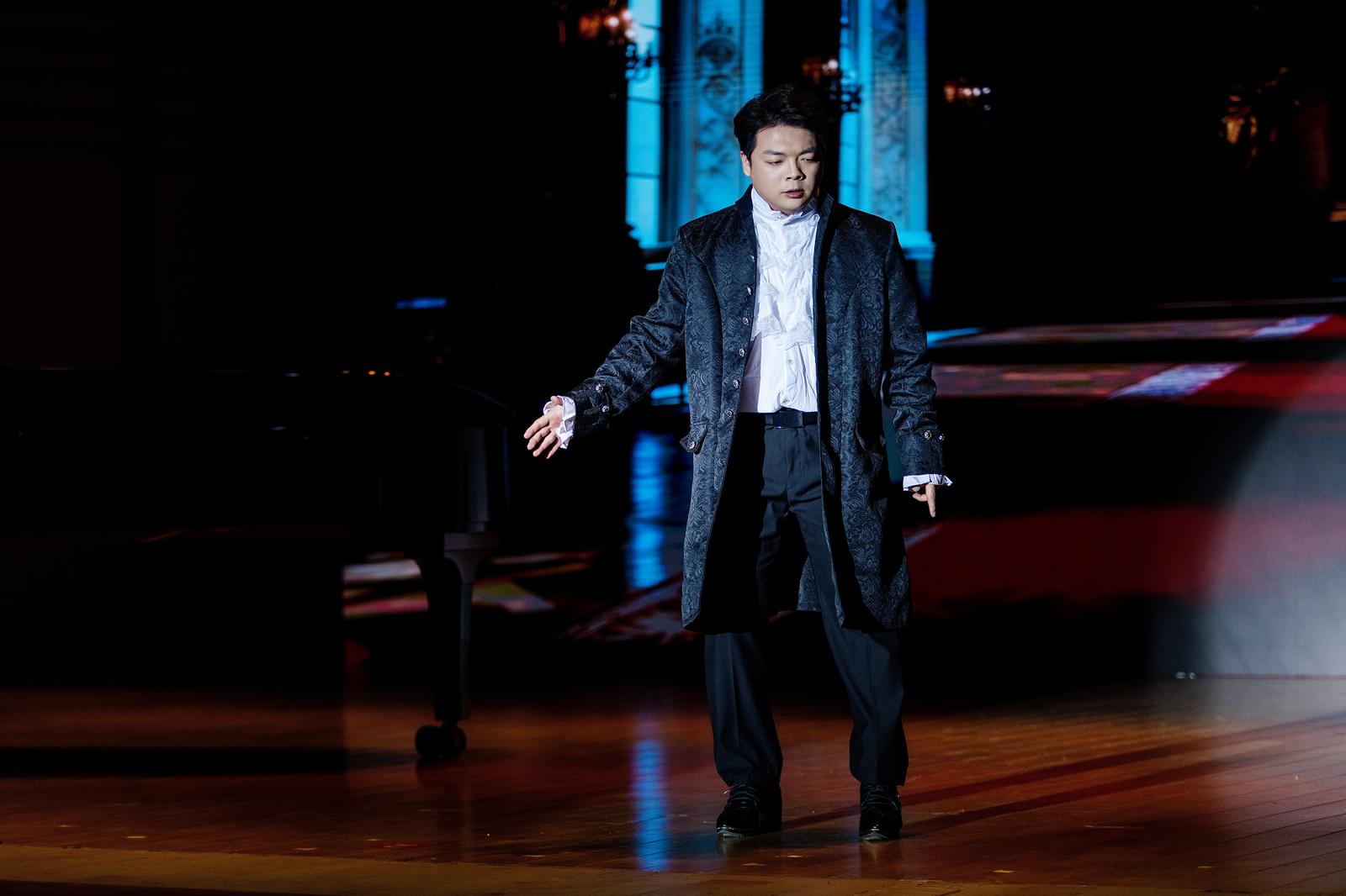 音乐会现场,18首外国经典歌剧选段轮番上演,学员们以精湛的演唱技艺和饱满的情感张力,为观众呈现了一场震撼人心的视听盛宴。整场演出中,学员们以歌声为媒、以情感为魂,既还原了经典歌剧的艺术魅力,更展现出新时代山西歌剧人才的专业素养与青春风采,赢得现场阵阵掌声。