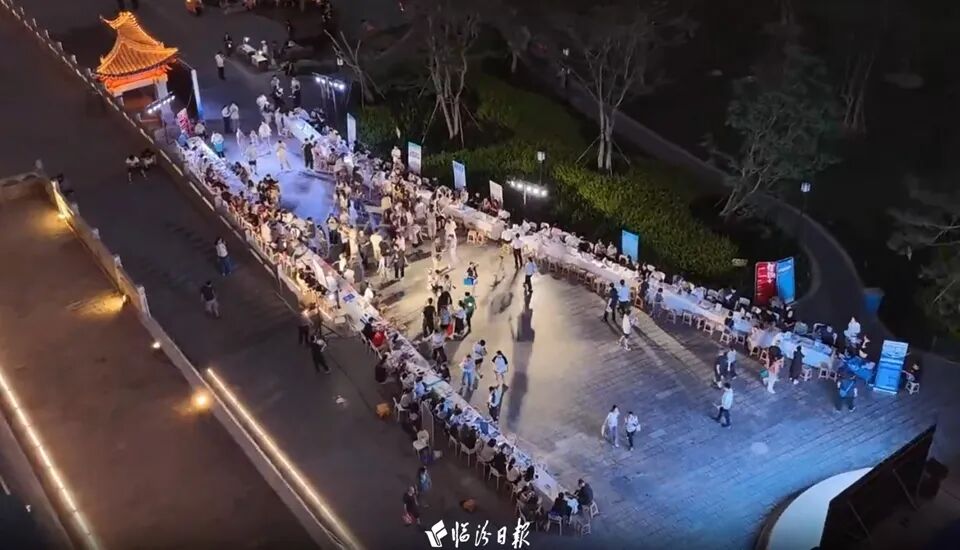 (2025年夏季,临汾古城墙下举办“人才夜市”招聘会。)