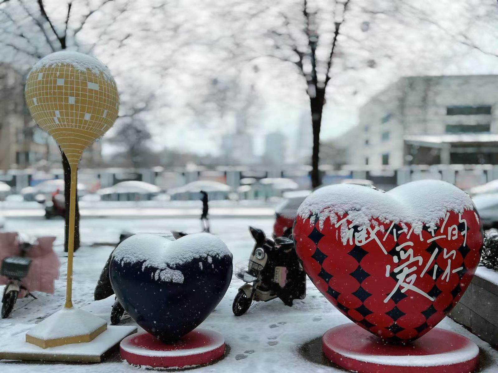 太原街头,行人在城市雕塑前经过。吴晓庆 摄