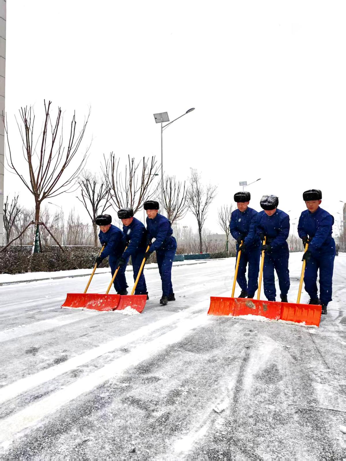 山西消防指战员在太原街头清扫道路。申辉 摄