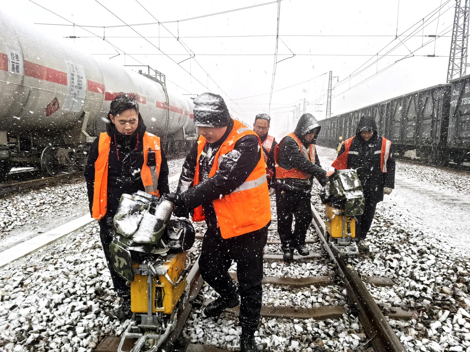 太原局侯马北工务段临汾探伤职工冒雪探伤,保证列车安全运行。李天恩 摄