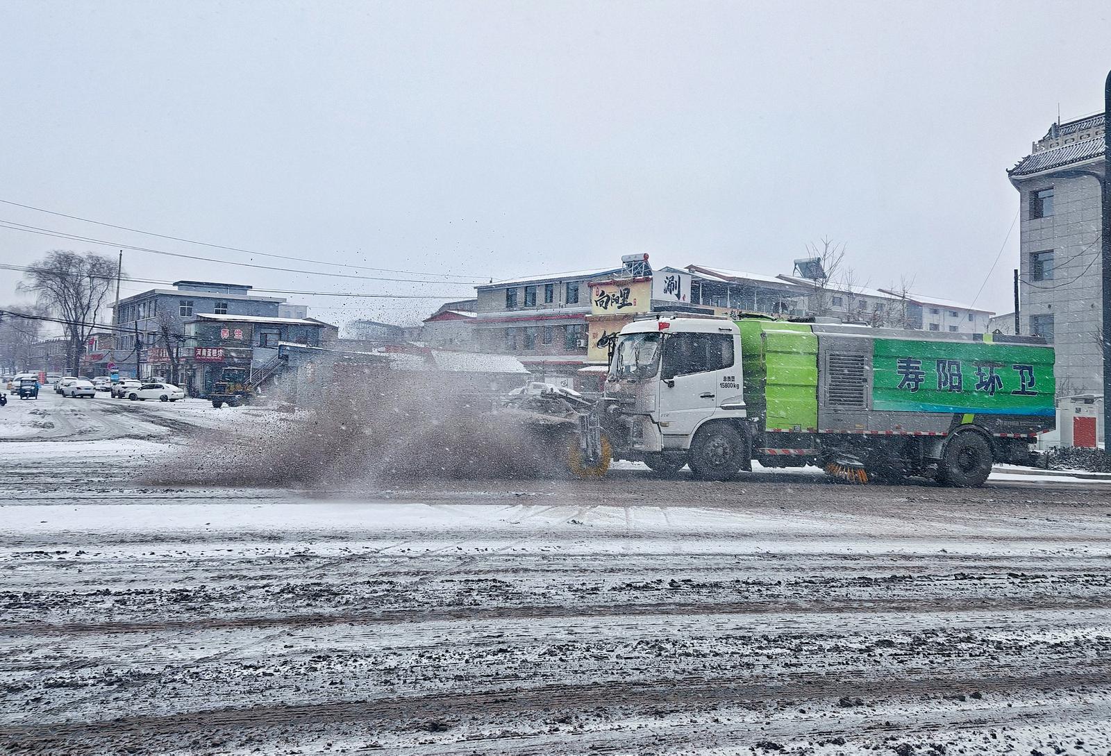 晋中市寿阳县,机械除雪保畅通。原海春 摄