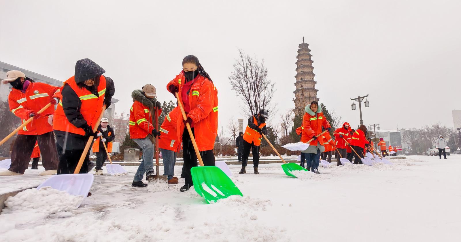 长治市武乡县,环卫工人清理积雪。王步宏 摄