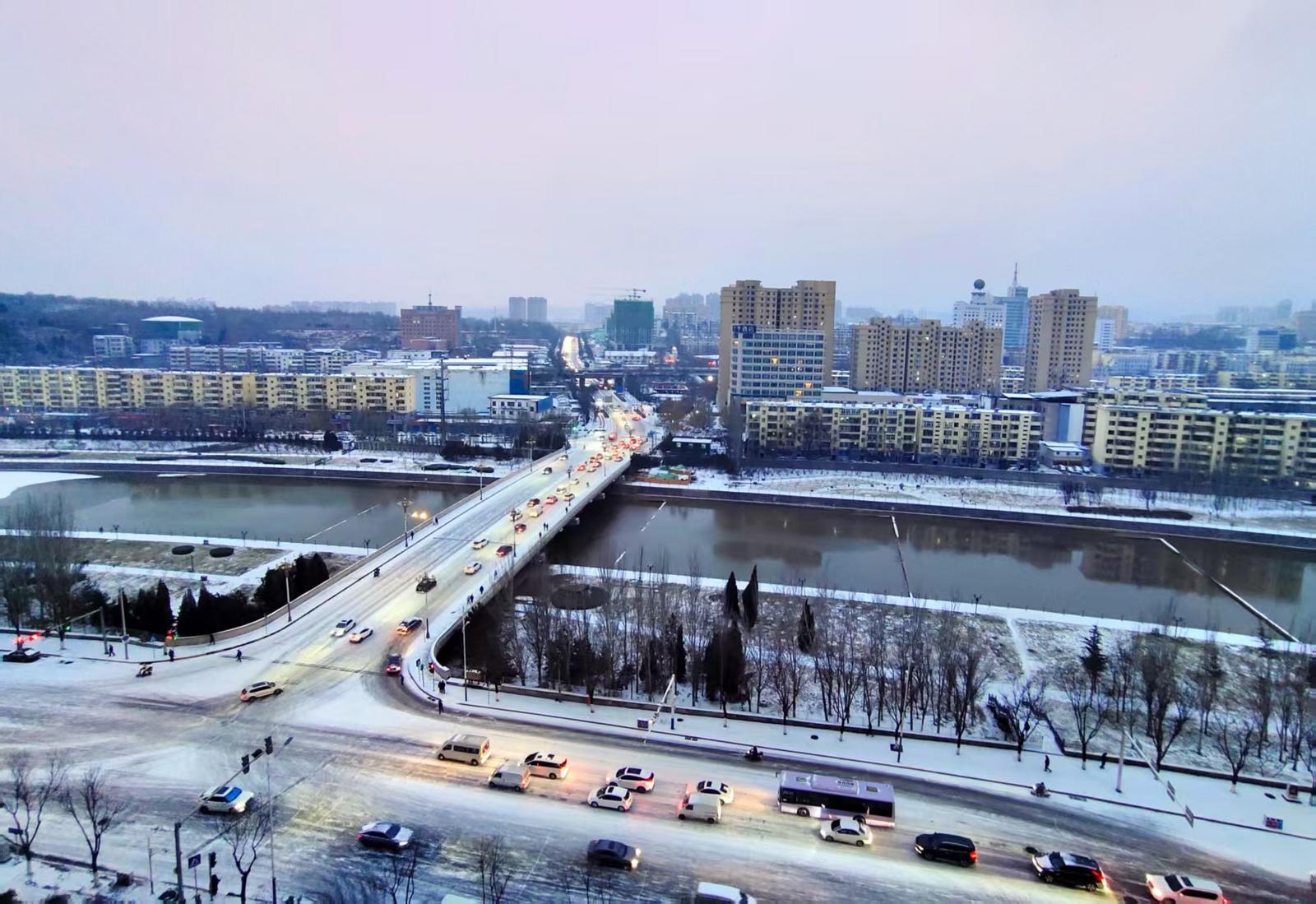 阳泉市桃源大桥雪景。刘胜 摄