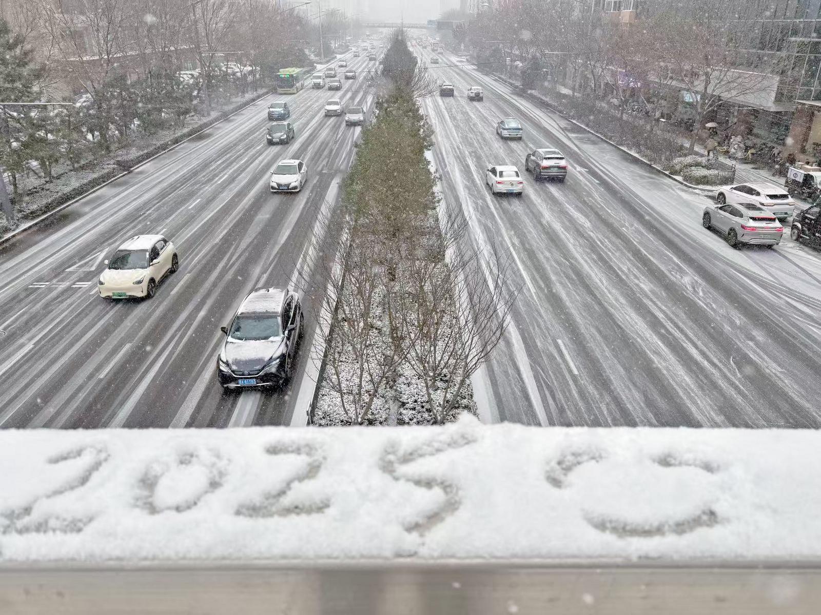 太原市迎来今冬首场降雪。卫波 摄