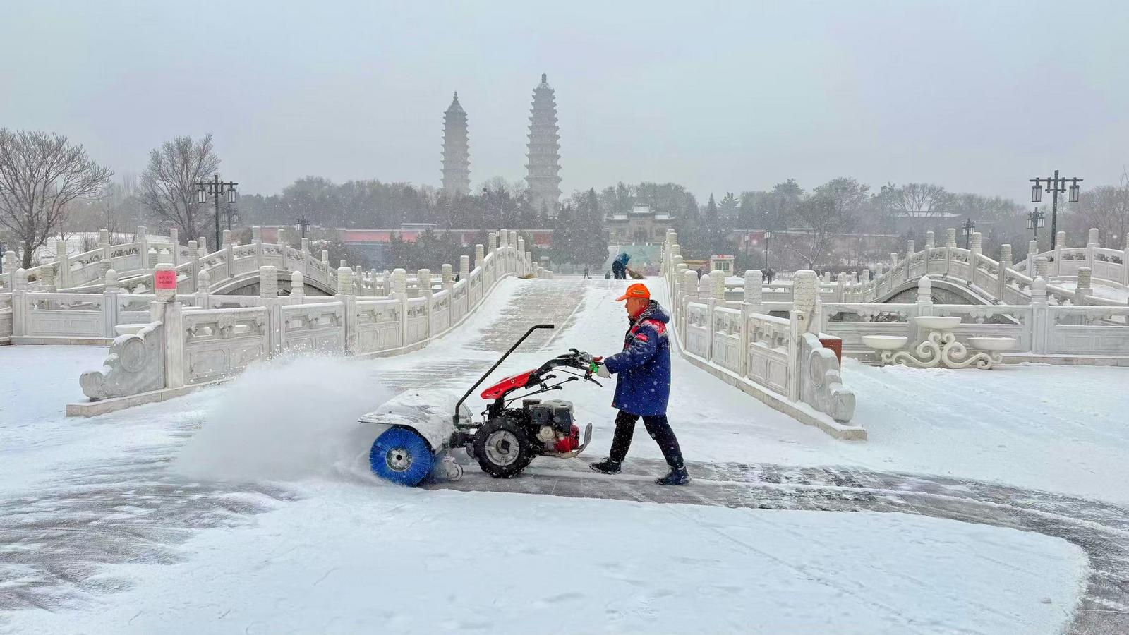 太原双塔公园,工作人员进行清雪作业。李兆民 摄