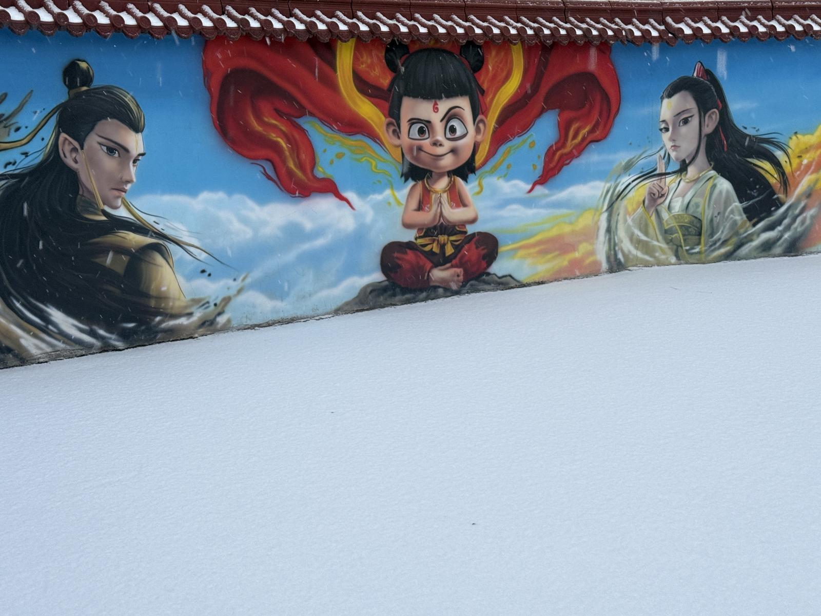 太原市街头,动漫墙绘与洁白雪景相映成趣。卫波 摄