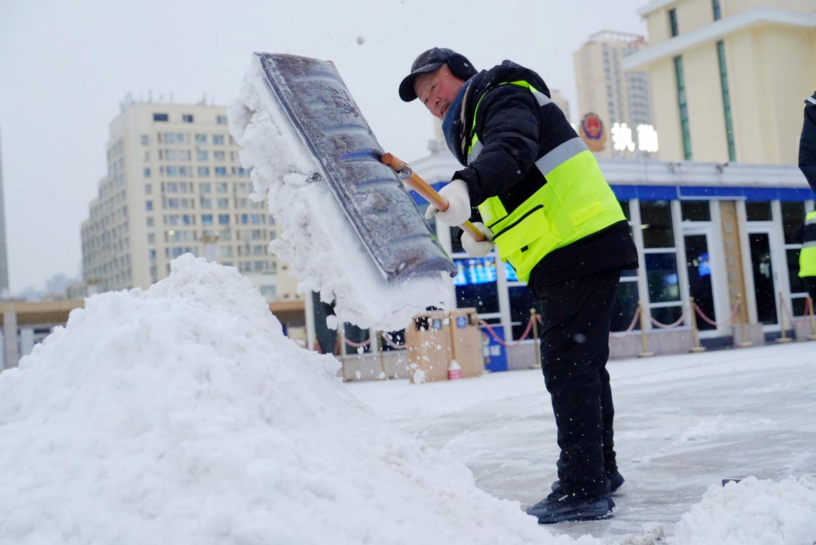 太原火车站,工作人员清理积雪方便旅客出行。严长江 摄