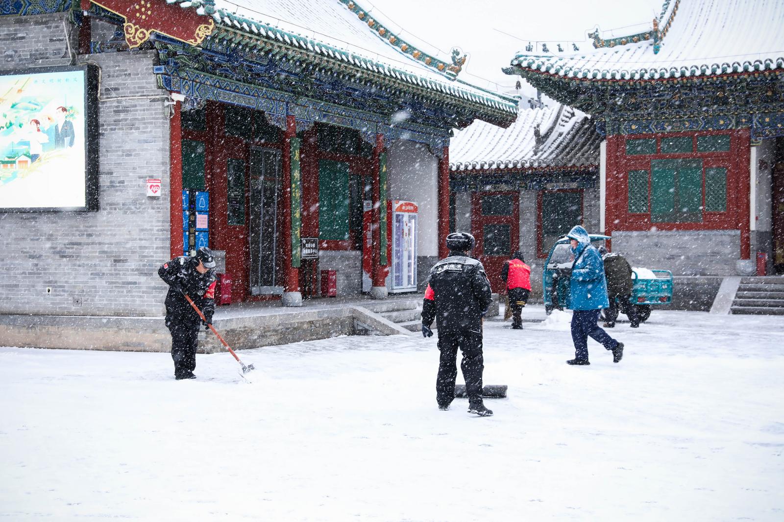 太原双塔公园,工作人员进行清雪作业。杨杰 摄