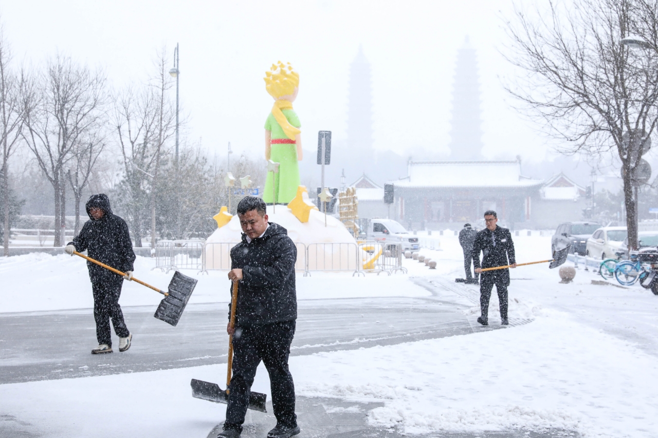 太原市服装城,工作人员进行清雪。吴晓庆 摄
