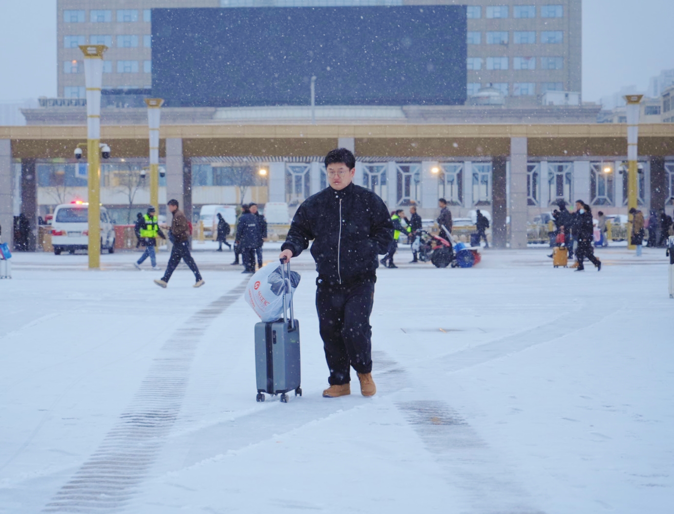 太原火车站,旅客乘坐火车出行。严长江 摄