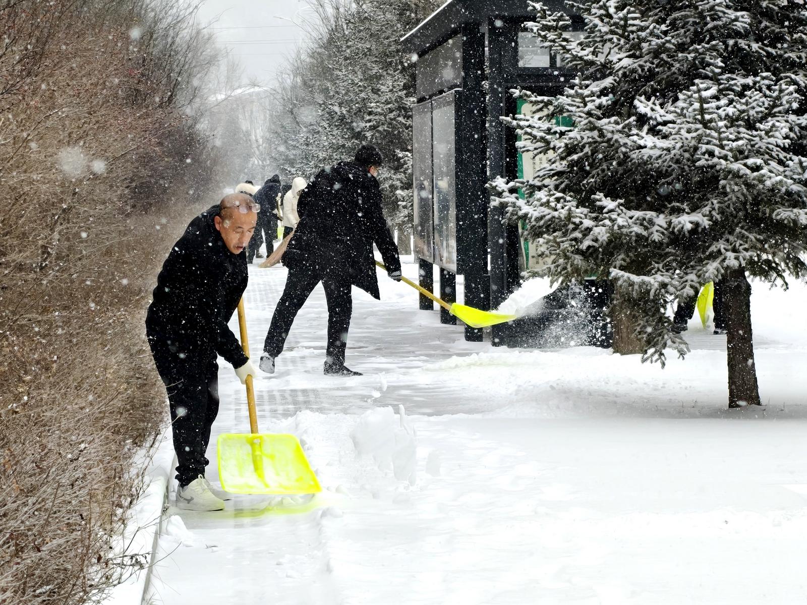 吕梁市交口县,清理积雪保畅通。张永华 摄
