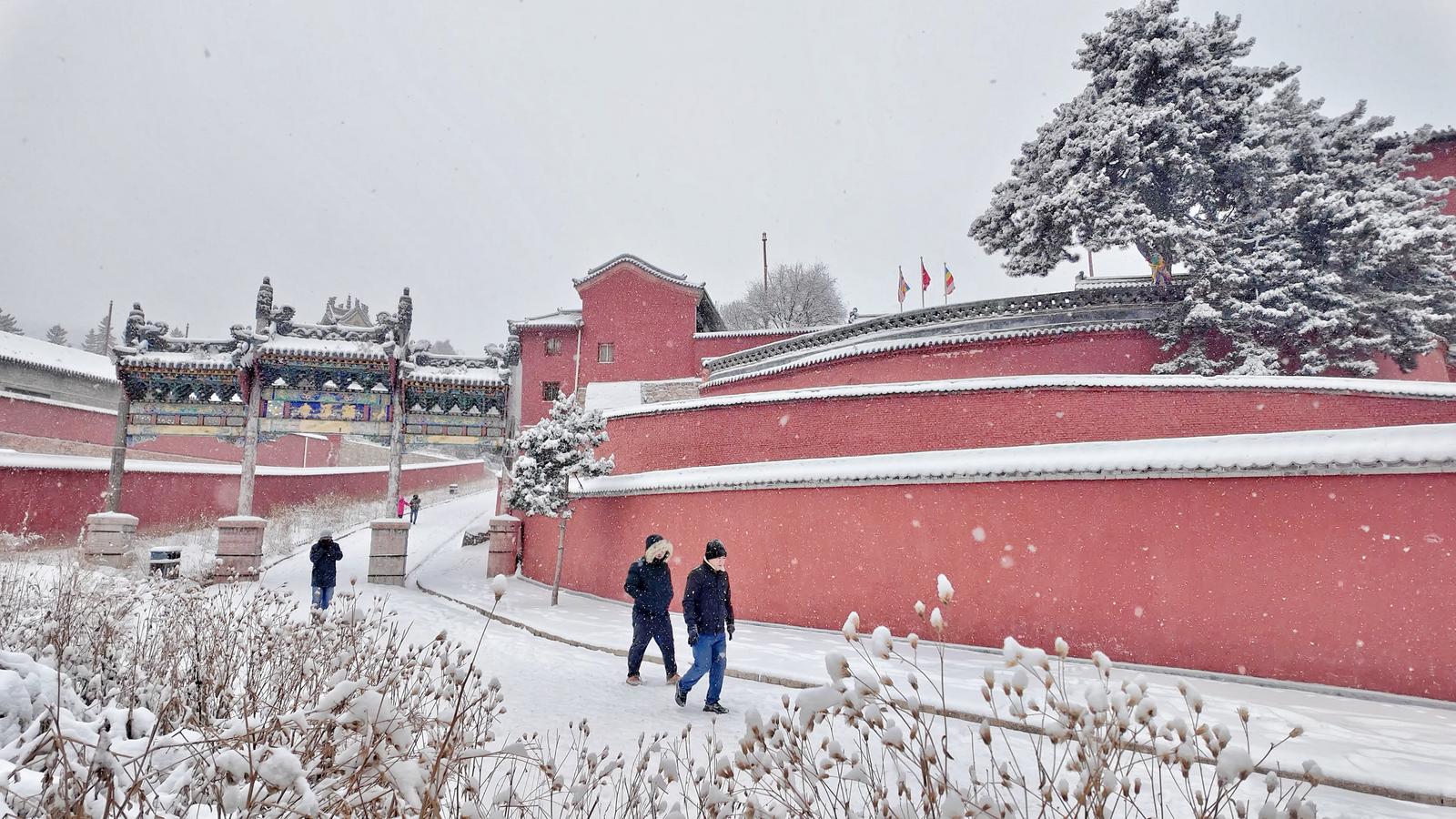 五台山迎来降雪。宫可欣 摄