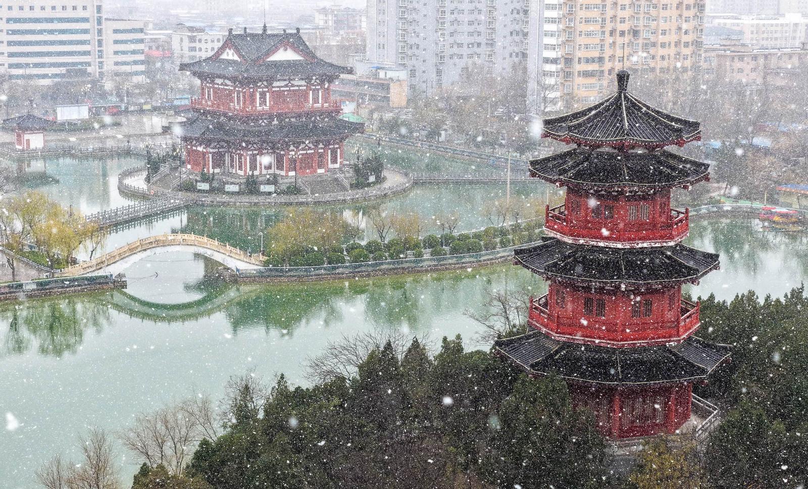 运城市盐湖区人民公园,建筑被白雪覆盖。常奇 摄