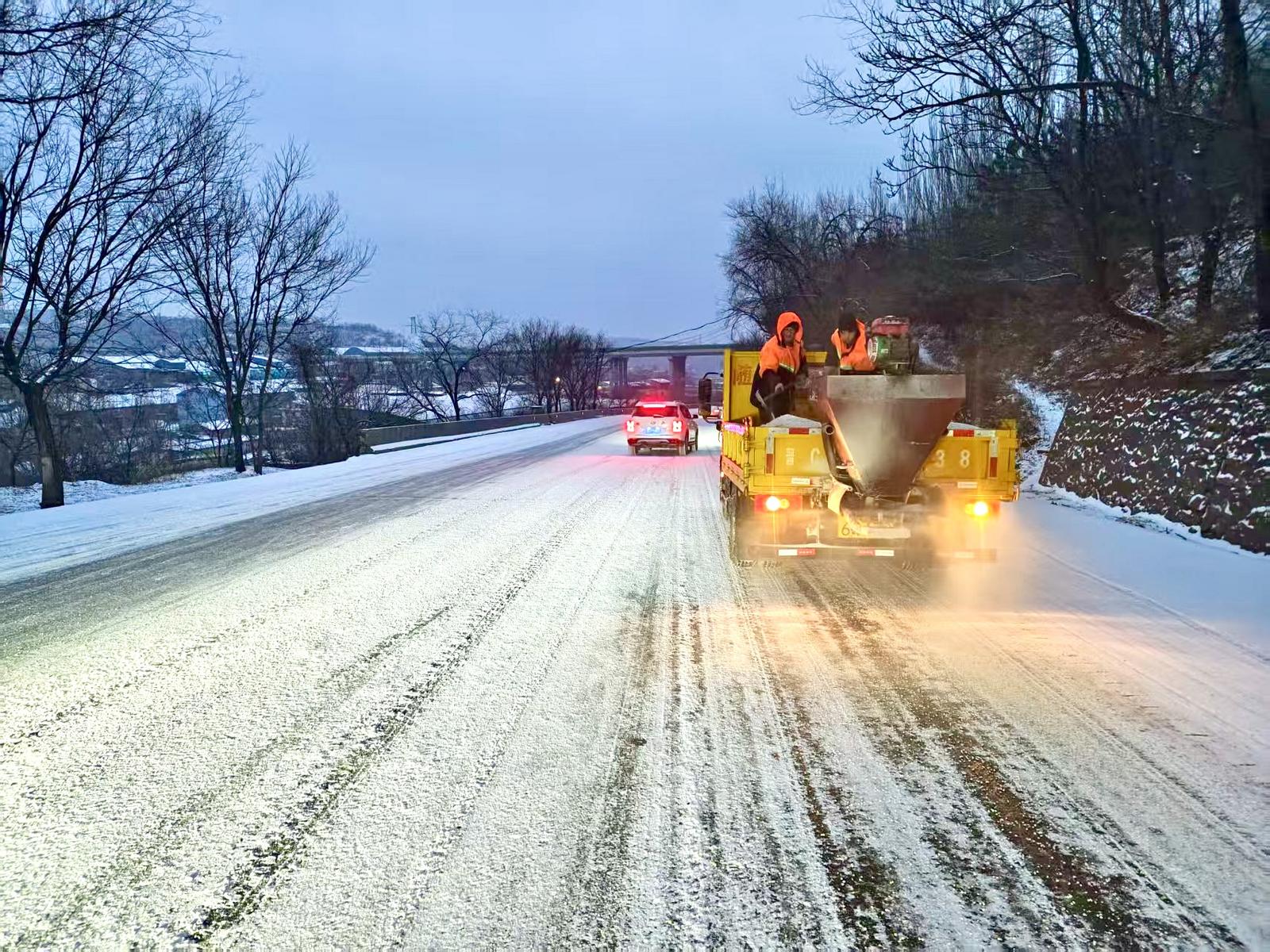 阳泉市环卫工人清雪保畅通。张耀光 摄