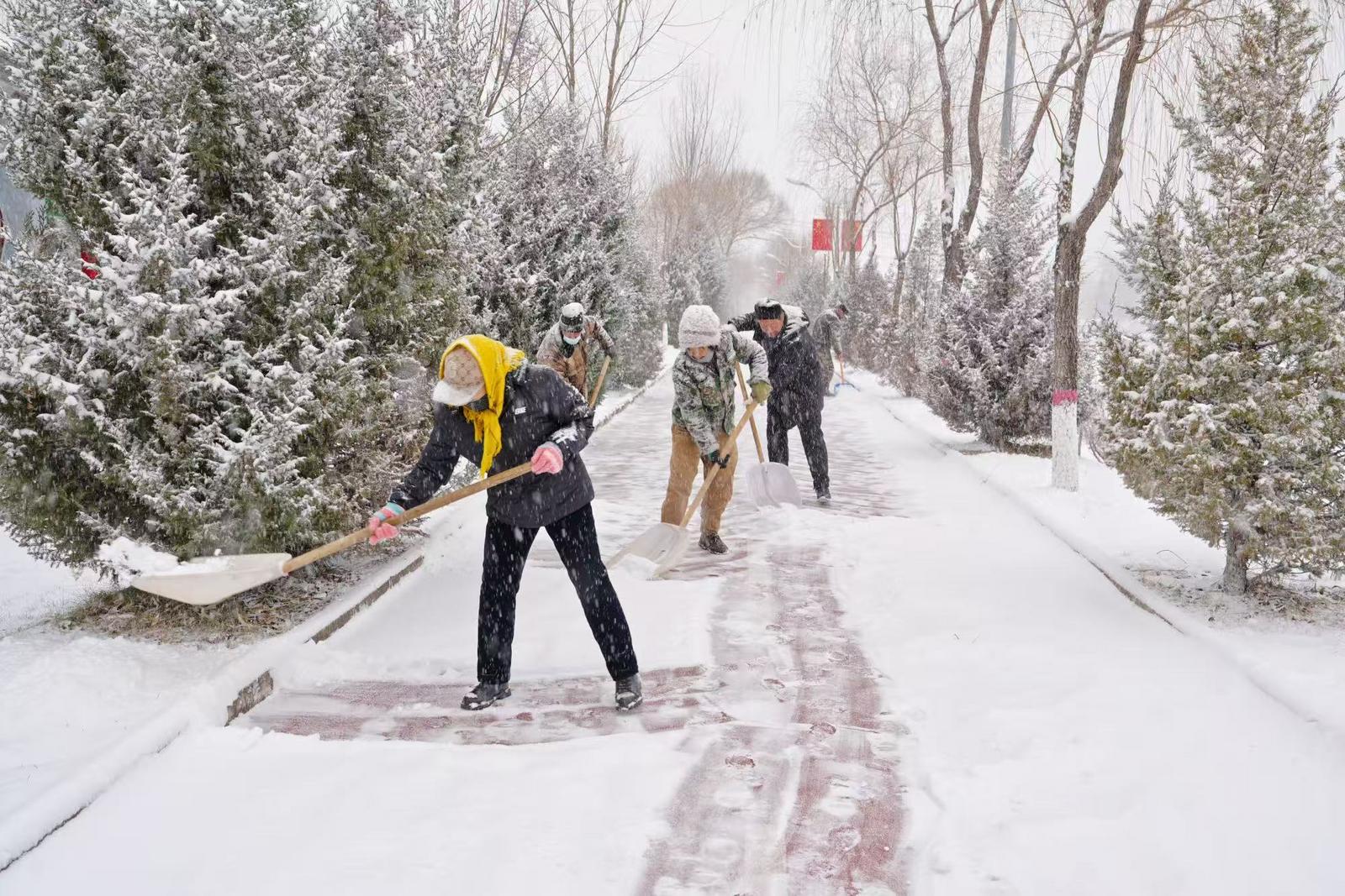 忻州市五寨县,环卫工人在清涟公园清理积雪。刘笃效 摄