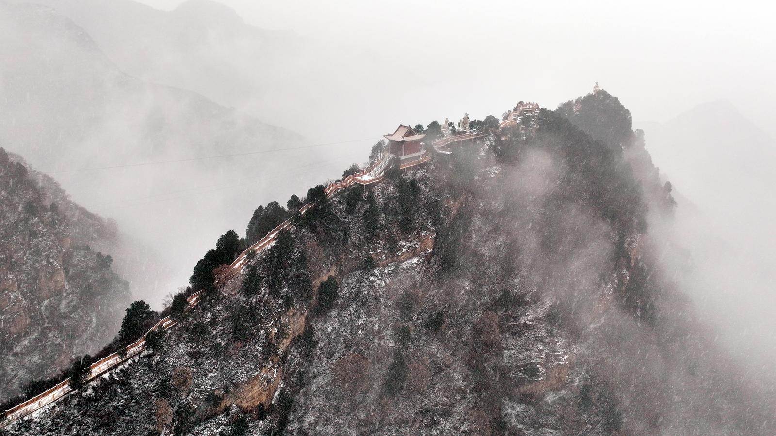 永济市五老峰,云海与雾凇交织。 陈春明 摄