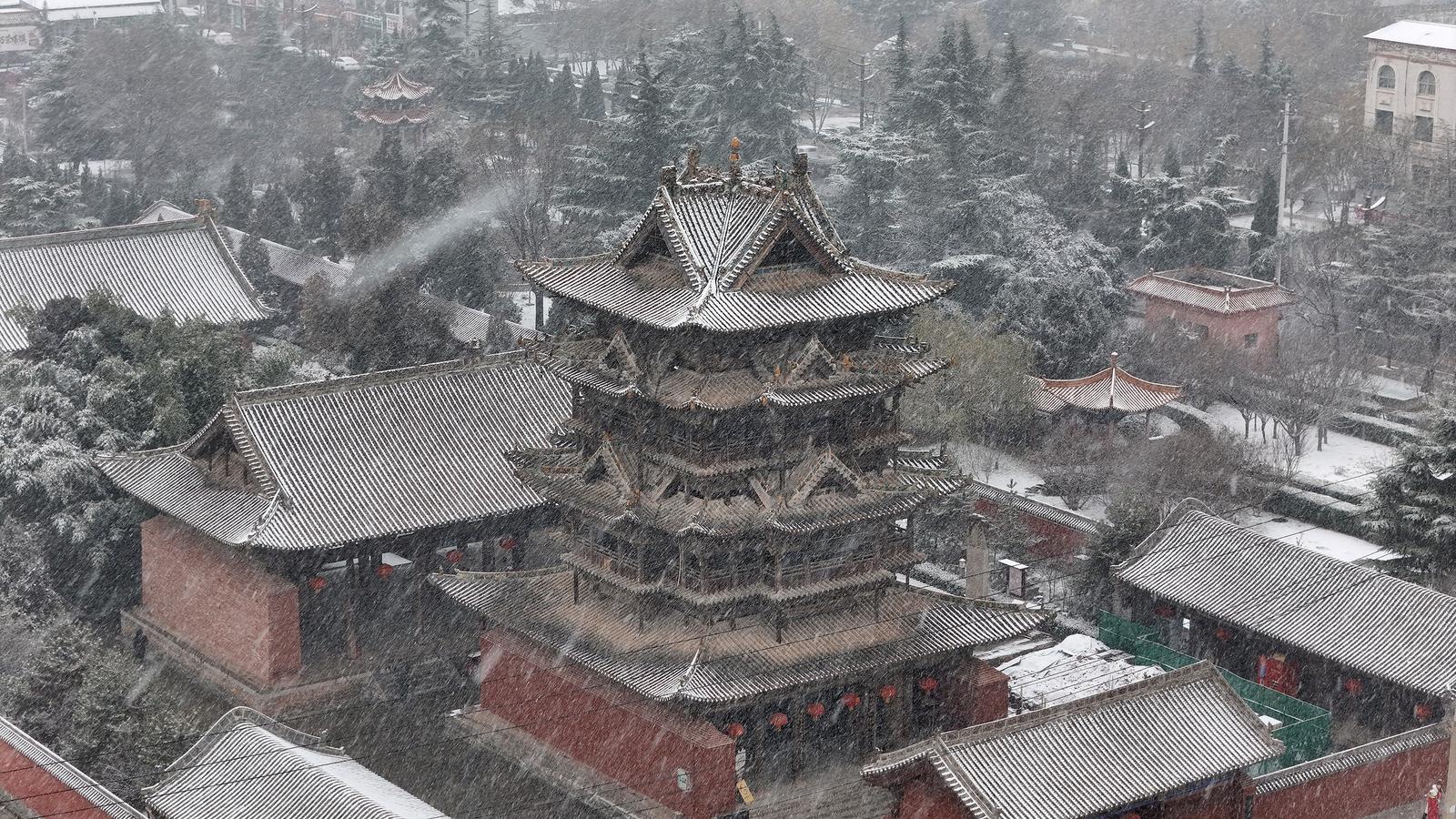 万荣县飞云楼雪中景。张怀心 摄