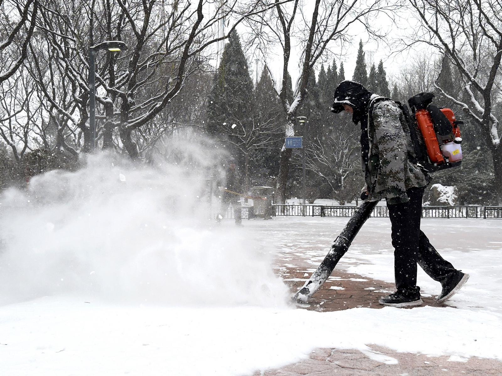 太原街头,工作人员清雪保畅通。蒋云琪 摄