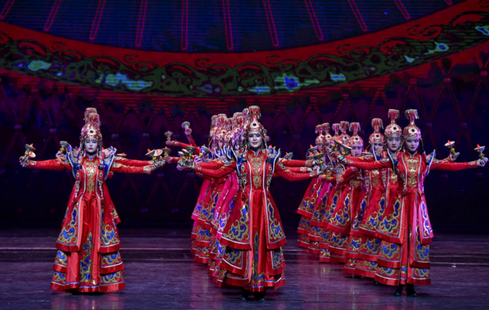 作为文化润疆的精品力作,该剧目自筹备之初便锚定“铸牢中华民族共同体意识”的核心主线。从2022年启动筹备,到集结全疆20余家单位的精英演出队伍,再到多轮专家打磨与业务练兵,每一步都凝聚着匠心,旨在以艺术之力传递新疆之美,夯实各民族交往交流交融的文化根基。