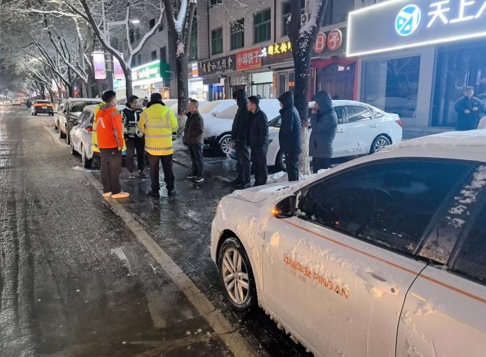 理赔人员协助交警处理现场事故