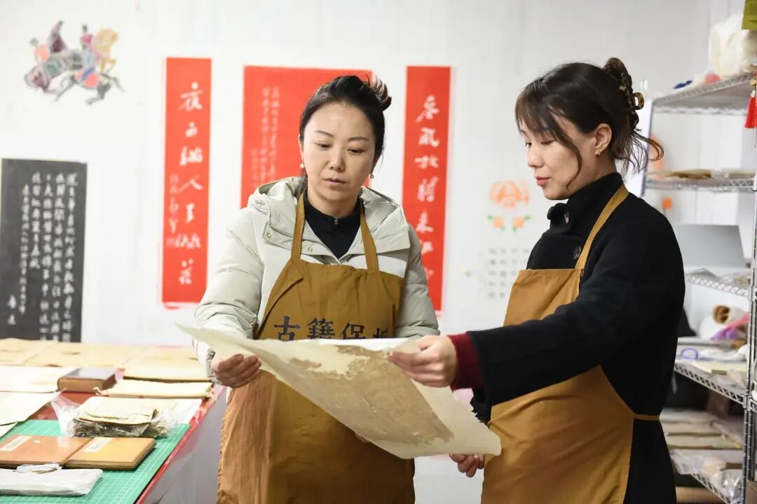 闫宇霞和同事一起讨论