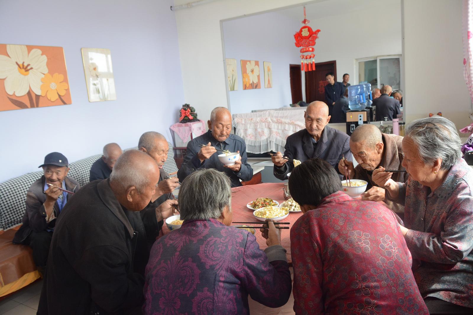 三多乡连村的老年人正在养老互助站就餐。侯耀强 摄