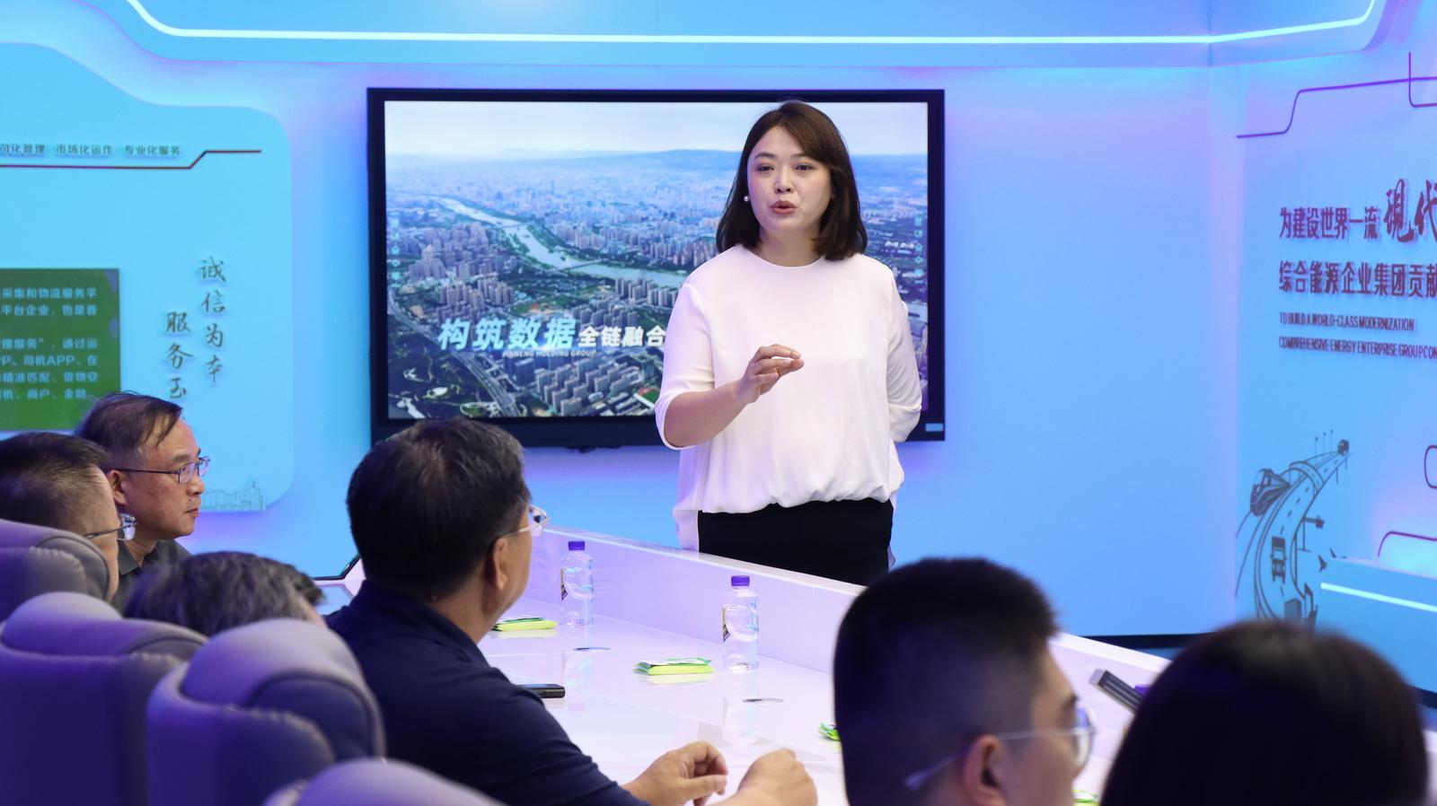 在集团公司领导调研煤炭生产经营信息采集平台时,信息服务公司党总支委员、总经理张瑜对平台业务场景进行讲解。 冯翀摄