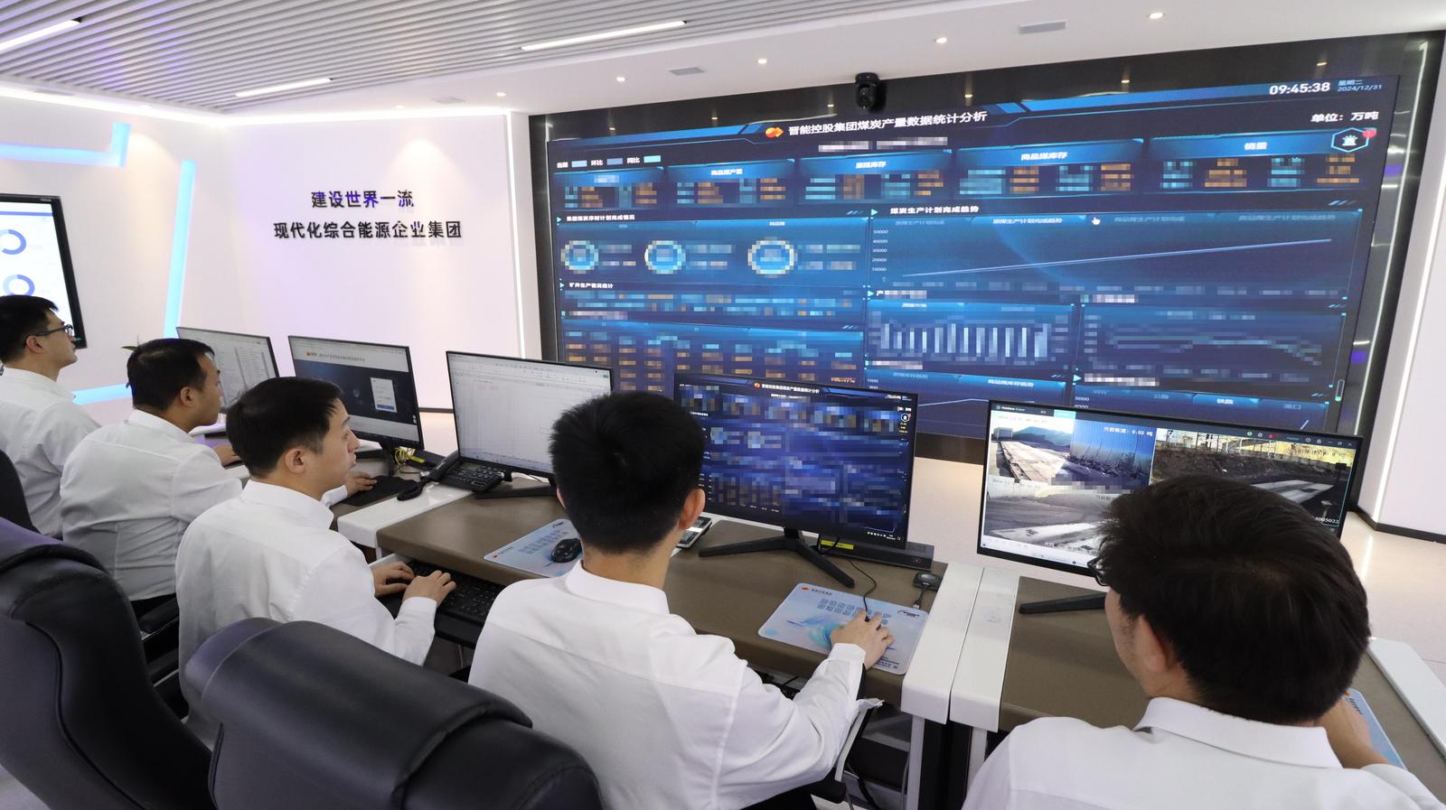 信息服务公司监控调度中心内,采集调度中心24小时客服工作场景。 冯翀摄