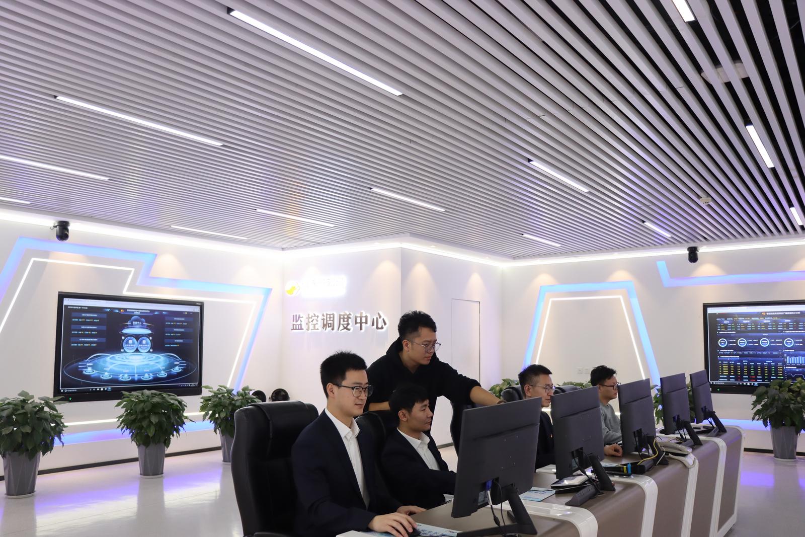 信息服务公司监控调度中心内,统计信息部员工进行预警监测质量核查。 李蔚摄