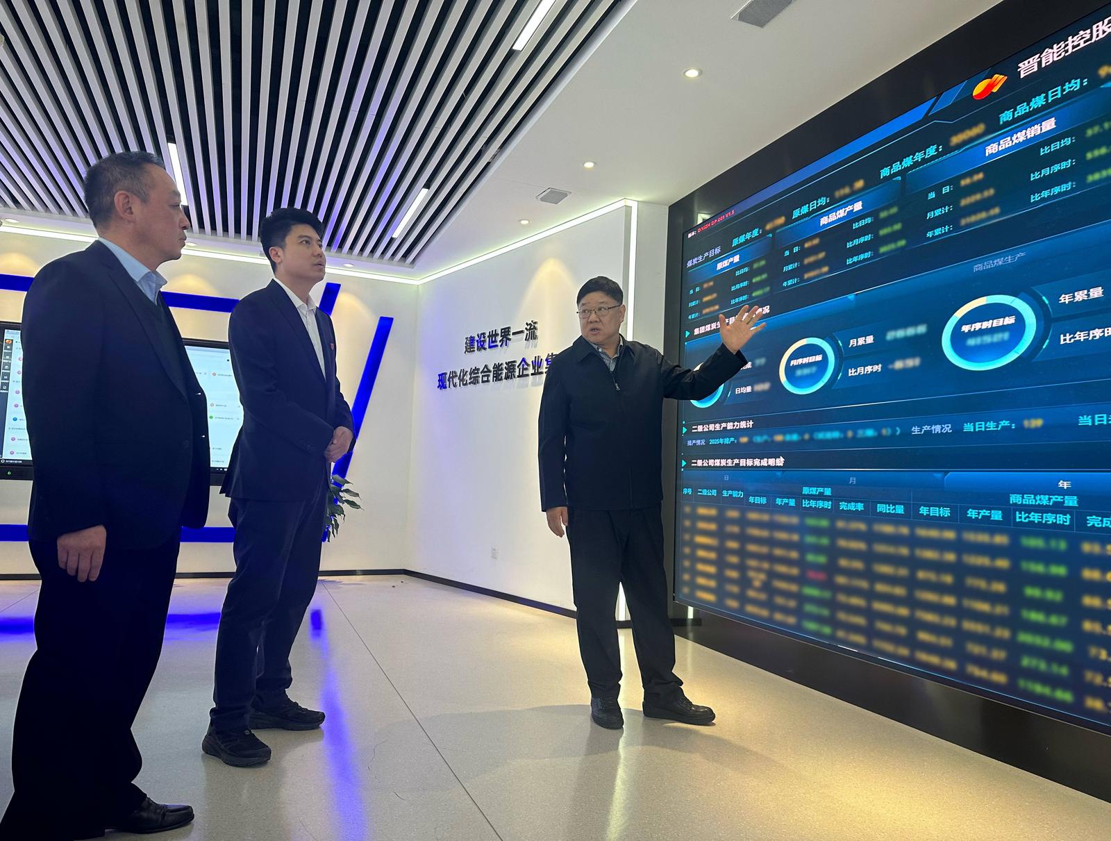 晋能集团信息服务有限公司党总支书记、执行董事曹明辉听取煤炭生产经营信息采集平台技术负责人的工作汇报。 王苏宁摄