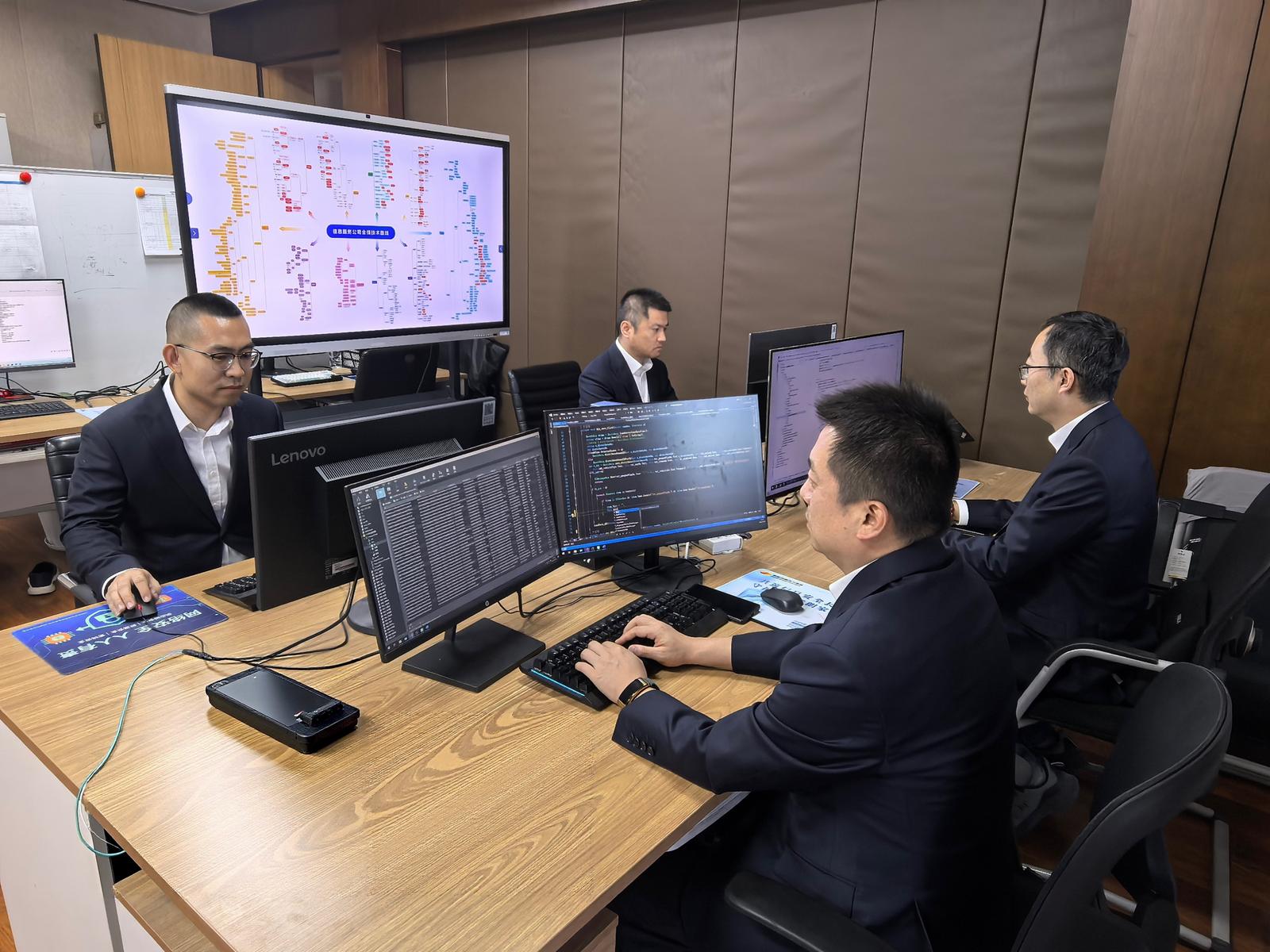 信息服务公司技术研发中心,软件研发工程师正在进行系统设计、开发及调试工作。李蔚摄